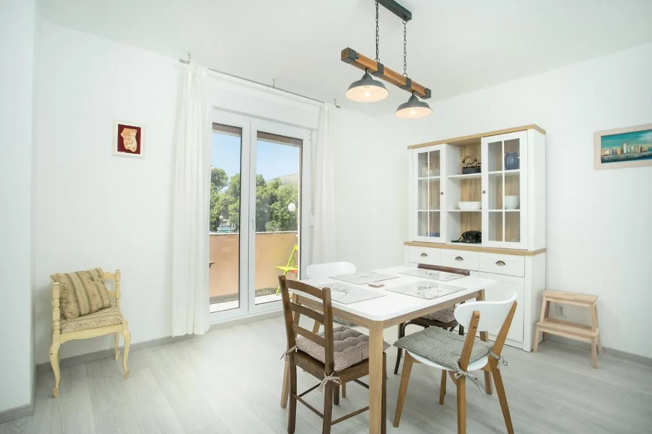 Uncle Albertʹs Trogir Apartment